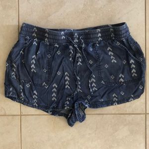 loose s dark blue short with white arrow design